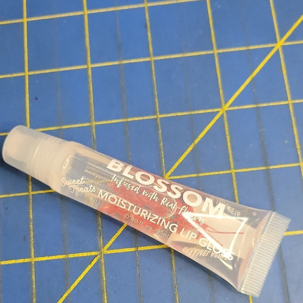 Sweet Treats Blossom Infused w Real Flowera Moisturizing Lip Gloss Carmel Apple